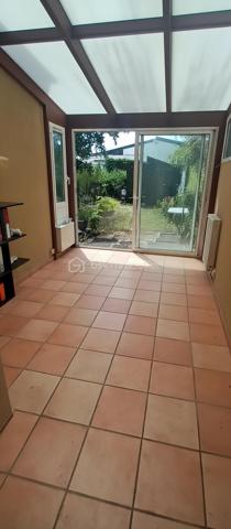Voici une maison qui ne fait pas semblant : elle a du potentiel, du répondant, et elle attend quelqu’un qui n’a pas peur d’appuyer sur l’accélérateur. La cuisine s’ouvre sur le salon via une double porte battante en bois qui donne tout de suite le tempo : ici, on passe d’un espace à l’autre sans chichi, avec du mouvement et de la vie. Le salon est lumineux, le séjour modulable peut devenir une 3ᵉ chambre de 12 m², les deux chambres de 9 m² chacune, sont prêtes à être réinventées, le dressing reste un gros "atout séduction", et le garage complètent le tableau, la véranda tournée vers le jardin ajoute ce petit côté “bonus” qu’on adore. Le jardin clos, lui, n’attend que vos projets.

Oui, il y a du rafraîchissement à prévoir et les huisseries sont à changer. Mais la maison a déjà fait le plus dur : toiture neuve en bac acier et ardoises, isolation des rampants et combles refaite en 2024 (facture à l'appui), une base solide, saine, prête à encaisser vos envies sans broncher.

À 4–6 min des commerces, 8 min du centre commercial de Vineuil, 5–7 min à pied des lignes de bus Azalys, cette maison coche les cases essentielles sans jamais tomber dans le banal. C’est un bien qui a du caractère, qui a de l’énergie, qui ne demande qu’à être réveillé par quelqu’un qui aime les maisons avec une vraie personnalité.

Une maison qui ne cherche pas à plaire à tout le monde — seulement à ceux qui savent reconnaître une opportunité avec du punch.
Si cette maison éveille votre curiosité, contactez Blandine ALLOUIN au 06 73 33 04 75.