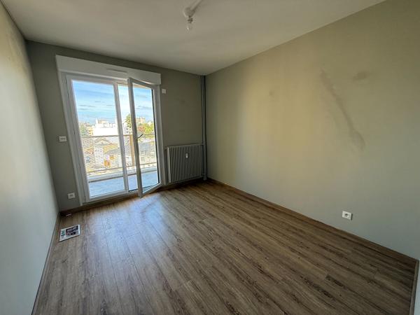 APPARTEMENT 3 CHAMBRES BALCONS PARKING ET CAVE