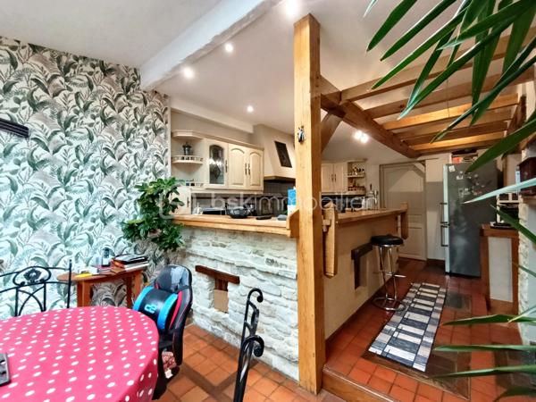 Dans un environnement calme et verdoyant, découvrez cette propriété pleine de charme développant 229 m² environ habitables, composée d'une maison principale de 170 m² environ et d'un gîte indépendant de 59 m² environ, sur un magnifique terrain arboré de 2 335 m².

La maison principale ( 170 m²)
Cette belle maison de caractère allie authenticité, confort et excellentes performances énergétiques.

Rez-de-chaussée:
Entrée ;
Grande cuisine aménagée et équipée avec espace repas ;
Salle à manger ;
Salon chaleureux avec poêle à bois et espace bar ;
Chambre ;
WC indépendant.

Premier étage:
Suite parentale ;
Chambre avec placard ;
Bureau avec toilette
Salle de bains.

Deuxième étage
Chambre ;
Pièce annexe actuellement utilisée en dressing.

Le gîte indépendant (59 m²)
Parfait pour accueillir famille et amis ou développer une activité de location touristique.

Il comprend :
Séjour - salle à manger ;
Cuisine ;
WC indépendant.
Etage
Chambre ;
Salle de bains ;

Les extérieurs
Implantée sur un superbe terrain arboré de 2 335 m², la propriété bénéficie d'un cadre privilégié.
Vous profiterez notamment :
D'une terrasse attenante à la maison ;
D'une seconde terrasse de 40 m² ;
D'une dépendance d'environ 30 m² ;
D'un puits équipé d'un système de pompe ;
De nombreux espaces verts propices à la détente.
Prestations et confort

Maison principale
Classe énergétique A, un atout extrêmement rare pour une maison de caractère ;
Pompe à chaleur ;
Ballon thermodynamique ;
Double vitrage ;
Tout-à-l'égout ;
Poêle à bois.

Gîte
Classe énergétique E.

Les atouts
✔ Excellent DPE : Maison classée A
✔ Gîte indépendant de 59 m²
✔ Terrain arboré de 2 335 m²
✔ Deux terrasses dont une de 40 m²
✔ Dépendance de 30 m²
✔ Puits avec pompe
✔ Chambre au rez-de-chaussée
✔ Idéal projet familial, touristique ou activité de gîte
Une propriété de caractère offrant un cadre de vie exceptionnel, des prestations énergétiques remarquables et un fort potentiel d'exploitation grâce à son gîte indépendant.

A VISITER RAPIDEMENT!