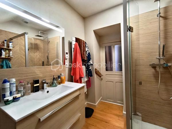 Dans un environnement calme et verdoyant, découvrez cette propriété pleine de charme développant 229 m² environ habitables, composée d'une maison principale de 170 m² environ et d'un gîte indépendant de 59 m² environ, sur un magnifique terrain arboré de 2 335 m².

La maison principale ( 170 m²)
Cette belle maison de caractère allie authenticité, confort et excellentes performances énergétiques.

Rez-de-chaussée:
Entrée ;
Grande cuisine aménagée et équipée avec espace repas ;
Salle à manger ;
Salon chaleureux avec poêle à bois et espace bar ;
Chambre ;
WC indépendant.

Premier étage:
Suite parentale ;
Chambre avec placard ;
Bureau avec toilette
Salle de bains.

Deuxième étage
Chambre ;
Pièce annexe actuellement utilisée en dressing.

Le gîte indépendant (59 m²)
Parfait pour accueillir famille et amis ou développer une activité de location touristique.

Il comprend :
Séjour - salle à manger ;
Cuisine ;
WC indépendant.
Etage
Chambre ;
Salle de bains ;

Les extérieurs
Implantée sur un superbe terrain arboré de 2 335 m², la propriété bénéficie d'un cadre privilégié.
Vous profiterez notamment :
D'une terrasse attenante à la maison ;
D'une seconde terrasse de 40 m² ;
D'une dépendance d'environ 30 m² ;
D'un puits équipé d'un système de pompe ;
De nombreux espaces verts propices à la détente.
Prestations et confort

Maison principale
Classe énergétique A, un atout extrêmement rare pour une maison de caractère ;
Pompe à chaleur ;
Ballon thermodynamique ;
Double vitrage ;
Tout-à-l'égout ;
Poêle à bois.

Gîte
Classe énergétique E.

Les atouts
✔ Excellent DPE : Maison classée A
✔ Gîte indépendant de 59 m²
✔ Terrain arboré de 2 335 m²
✔ Deux terrasses dont une de 40 m²
✔ Dépendance de 30 m²
✔ Puits avec pompe
✔ Chambre au rez-de-chaussée
✔ Idéal projet familial, touristique ou activité de gîte
Une propriété de caractère offrant un cadre de vie exceptionnel, des prestations énergétiques remarquables et un fort potentiel d'exploitation grâce à son gîte indépendant.

A VISITER RAPIDEMENT!