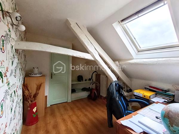 Dans un environnement calme et verdoyant, découvrez cette propriété pleine de charme développant 229 m² environ habitables, composée d'une maison principale de 170 m² environ et d'un gîte indépendant de 59 m² environ, sur un magnifique terrain arboré de 2 335 m².

La maison principale ( 170 m²)
Cette belle maison de caractère allie authenticité, confort et excellentes performances énergétiques.

Rez-de-chaussée:
Entrée ;
Grande cuisine aménagée et équipée avec espace repas ;
Salle à manger ;
Salon chaleureux avec poêle à bois et espace bar ;
Chambre ;
WC indépendant.

Premier étage:
Suite parentale ;
Chambre avec placard ;
Bureau avec toilette
Salle de bains.

Deuxième étage
Chambre ;
Pièce annexe actuellement utilisée en dressing.

Le gîte indépendant (59 m²)
Parfait pour accueillir famille et amis ou développer une activité de location touristique.

Il comprend :
Séjour - salle à manger ;
Cuisine ;
WC indépendant.
Etage
Chambre ;
Salle de bains ;

Les extérieurs
Implantée sur un superbe terrain arboré de 2 335 m², la propriété bénéficie d'un cadre privilégié.
Vous profiterez notamment :
D'une terrasse attenante à la maison ;
D'une seconde terrasse de 40 m² ;
D'une dépendance d'environ 30 m² ;
D'un puits équipé d'un système de pompe ;
De nombreux espaces verts propices à la détente.
Prestations et confort

Maison principale
Classe énergétique A, un atout extrêmement rare pour une maison de caractère ;
Pompe à chaleur ;
Ballon thermodynamique ;
Double vitrage ;
Tout-à-l'égout ;
Poêle à bois.

Gîte
Classe énergétique E.

Les atouts
✔ Excellent DPE : Maison classée A
✔ Gîte indépendant de 59 m²
✔ Terrain arboré de 2 335 m²
✔ Deux terrasses dont une de 40 m²
✔ Dépendance de 30 m²
✔ Puits avec pompe
✔ Chambre au rez-de-chaussée
✔ Idéal projet familial, touristique ou activité de gîte
Une propriété de caractère offrant un cadre de vie exceptionnel, des prestations énergétiques remarquables et un fort potentiel d'exploitation grâce à son gîte indépendant.

A VISITER RAPIDEMENT!