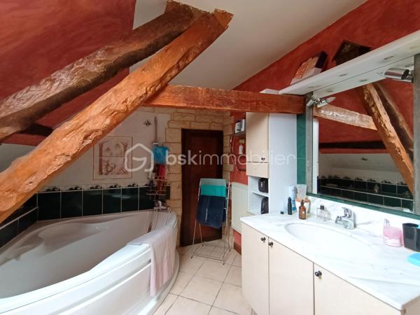 Dans un environnement calme et verdoyant, découvrez cette propriété pleine de charme développant 229 m² environ habitables, composée d'une maison principale de 170 m² environ et d'un gîte indépendant de 59 m² environ, sur un magnifique terrain arboré de 2 335 m².

La maison principale ( 170 m²)
Cette belle maison de caractère allie authenticité, confort et excellentes performances énergétiques.

Rez-de-chaussée:
Entrée ;
Grande cuisine aménagée et équipée avec espace repas ;
Salle à manger ;
Salon chaleureux avec poêle à bois et espace bar ;
Chambre ;
WC indépendant.

Premier étage:
Suite parentale ;
Chambre avec placard ;
Bureau avec toilette
Salle de bains.

Deuxième étage
Chambre ;
Pièce annexe actuellement utilisée en dressing.

Le gîte indépendant (59 m²)
Parfait pour accueillir famille et amis ou développer une activité de location touristique.

Il comprend :
Séjour - salle à manger ;
Cuisine ;
WC indépendant.
Etage
Chambre ;
Salle de bains ;

Les extérieurs
Implantée sur un superbe terrain arboré de 2 335 m², la propriété bénéficie d'un cadre privilégié.
Vous profiterez notamment :
D'une terrasse attenante à la maison ;
D'une seconde terrasse de 40 m² ;
D'une dépendance d'environ 30 m² ;
D'un puits équipé d'un système de pompe ;
De nombreux espaces verts propices à la détente.
Prestations et confort

Maison principale
Classe énergétique A, un atout extrêmement rare pour une maison de caractère ;
Pompe à chaleur ;
Ballon thermodynamique ;
Double vitrage ;
Tout-à-l'égout ;
Poêle à bois.

Gîte
Classe énergétique E.

Les atouts
✔ Excellent DPE : Maison classée A
✔ Gîte indépendant de 59 m²
✔ Terrain arboré de 2 335 m²
✔ Deux terrasses dont une de 40 m²
✔ Dépendance de 30 m²
✔ Puits avec pompe
✔ Chambre au rez-de-chaussée
✔ Idéal projet familial, touristique ou activité de gîte
Une propriété de caractère offrant un cadre de vie exceptionnel, des prestations énergétiques remarquables et un fort potentiel d'exploitation grâce à son gîte indépendant.

A VISITER RAPIDEMENT!