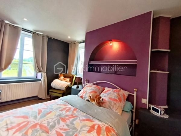 Dans un environnement calme et verdoyant, découvrez cette propriété pleine de charme développant 229 m² environ habitables, composée d'une maison principale de 170 m² environ et d'un gîte indépendant de 59 m² environ, sur un magnifique terrain arboré de 2 335 m².

La maison principale ( 170 m²)
Cette belle maison de caractère allie authenticité, confort et excellentes performances énergétiques.

Rez-de-chaussée:
Entrée ;
Grande cuisine aménagée et équipée avec espace repas ;
Salle à manger ;
Salon chaleureux avec poêle à bois et espace bar ;
Chambre ;
WC indépendant.

Premier étage:
Suite parentale ;
Chambre avec placard ;
Bureau avec toilette
Salle de bains.

Deuxième étage
Chambre ;
Pièce annexe actuellement utilisée en dressing.

Le gîte indépendant (59 m²)
Parfait pour accueillir famille et amis ou développer une activité de location touristique.

Il comprend :
Séjour - salle à manger ;
Cuisine ;
WC indépendant.
Etage
Chambre ;
Salle de bains ;

Les extérieurs
Implantée sur un superbe terrain arboré de 2 335 m², la propriété bénéficie d'un cadre privilégié.
Vous profiterez notamment :
D'une terrasse attenante à la maison ;
D'une seconde terrasse de 40 m² ;
D'une dépendance d'environ 30 m² ;
D'un puits équipé d'un système de pompe ;
De nombreux espaces verts propices à la détente.
Prestations et confort

Maison principale
Classe énergétique A, un atout extrêmement rare pour une maison de caractère ;
Pompe à chaleur ;
Ballon thermodynamique ;
Double vitrage ;
Tout-à-l'égout ;
Poêle à bois.

Gîte
Classe énergétique E.

Les atouts
✔ Excellent DPE : Maison classée A
✔ Gîte indépendant de 59 m²
✔ Terrain arboré de 2 335 m²
✔ Deux terrasses dont une de 40 m²
✔ Dépendance de 30 m²
✔ Puits avec pompe
✔ Chambre au rez-de-chaussée
✔ Idéal projet familial, touristique ou activité de gîte
Une propriété de caractère offrant un cadre de vie exceptionnel, des prestations énergétiques remarquables et un fort potentiel d'exploitation grâce à son gîte indépendant.

A VISITER RAPIDEMENT!
