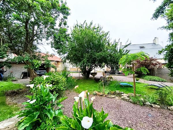 Dans un environnement calme et verdoyant, découvrez cette propriété pleine de charme développant 229 m² environ habitables, composée d'une maison principale de 170 m² environ et d'un gîte indépendant de 59 m² environ, sur un magnifique terrain arboré de 2 335 m².

La maison principale ( 170 m²)
Cette belle maison de caractère allie authenticité, confort et excellentes performances énergétiques.

Rez-de-chaussée:
Entrée ;
Grande cuisine aménagée et équipée avec espace repas ;
Salle à manger ;
Salon chaleureux avec poêle à bois et espace bar ;
Chambre ;
WC indépendant.

Premier étage:
Suite parentale ;
Chambre avec placard ;
Bureau avec toilette
Salle de bains.

Deuxième étage
Chambre ;
Pièce annexe actuellement utilisée en dressing.

Le gîte indépendant (59 m²)
Parfait pour accueillir famille et amis ou développer une activité de location touristique.

Il comprend :
Séjour - salle à manger ;
Cuisine ;
WC indépendant.
Etage
Chambre ;
Salle de bains ;

Les extérieurs
Implantée sur un superbe terrain arboré de 2 335 m², la propriété bénéficie d'un cadre privilégié.
Vous profiterez notamment :
D'une terrasse attenante à la maison ;
D'une seconde terrasse de 40 m² ;
D'une dépendance d'environ 30 m² ;
D'un puits équipé d'un système de pompe ;
De nombreux espaces verts propices à la détente.
Prestations et confort

Maison principale
Classe énergétique A, un atout extrêmement rare pour une maison de caractère ;
Pompe à chaleur ;
Ballon thermodynamique ;
Double vitrage ;
Tout-à-l'égout ;
Poêle à bois.

Gîte
Classe énergétique E.

Les atouts
✔ Excellent DPE : Maison classée A
✔ Gîte indépendant de 59 m²
✔ Terrain arboré de 2 335 m²
✔ Deux terrasses dont une de 40 m²
✔ Dépendance de 30 m²
✔ Puits avec pompe
✔ Chambre au rez-de-chaussée
✔ Idéal projet familial, touristique ou activité de gîte
Une propriété de caractère offrant un cadre de vie exceptionnel, des prestations énergétiques remarquables et un fort potentiel d'exploitation grâce à son gîte indépendant.

A VISITER RAPIDEMENT!