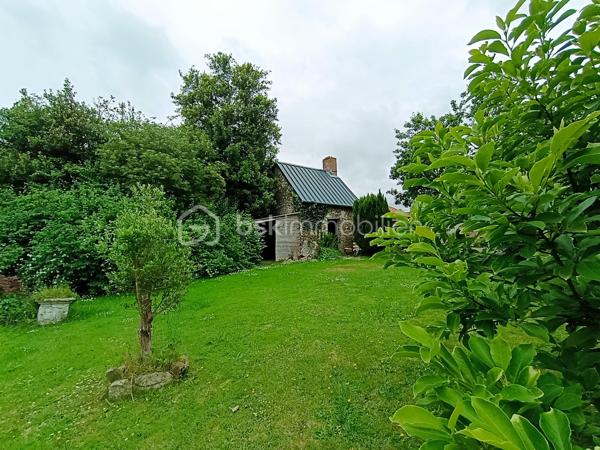 Dans un environnement calme et verdoyant, découvrez cette propriété pleine de charme développant 229 m² environ habitables, composée d'une maison principale de 170 m² environ et d'un gîte indépendant de 59 m² environ, sur un magnifique terrain arboré de 2 335 m².

La maison principale ( 170 m²)
Cette belle maison de caractère allie authenticité, confort et excellentes performances énergétiques.

Rez-de-chaussée:
Entrée ;
Grande cuisine aménagée et équipée avec espace repas ;
Salle à manger ;
Salon chaleureux avec poêle à bois et espace bar ;
Chambre ;
WC indépendant.

Premier étage:
Suite parentale ;
Chambre avec placard ;
Bureau avec toilette
Salle de bains.

Deuxième étage
Chambre ;
Pièce annexe actuellement utilisée en dressing.

Le gîte indépendant (59 m²)
Parfait pour accueillir famille et amis ou développer une activité de location touristique.

Il comprend :
Séjour - salle à manger ;
Cuisine ;
WC indépendant.
Etage
Chambre ;
Salle de bains ;

Les extérieurs
Implantée sur un superbe terrain arboré de 2 335 m², la propriété bénéficie d'un cadre privilégié.
Vous profiterez notamment :
D'une terrasse attenante à la maison ;
D'une seconde terrasse de 40 m² ;
D'une dépendance d'environ 30 m² ;
D'un puits équipé d'un système de pompe ;
De nombreux espaces verts propices à la détente.
Prestations et confort

Maison principale
Classe énergétique A, un atout extrêmement rare pour une maison de caractère ;
Pompe à chaleur ;
Ballon thermodynamique ;
Double vitrage ;
Tout-à-l'égout ;
Poêle à bois.

Gîte
Classe énergétique E.

Les atouts
✔ Excellent DPE : Maison classée A
✔ Gîte indépendant de 59 m²
✔ Terrain arboré de 2 335 m²
✔ Deux terrasses dont une de 40 m²
✔ Dépendance de 30 m²
✔ Puits avec pompe
✔ Chambre au rez-de-chaussée
✔ Idéal projet familial, touristique ou activité de gîte
Une propriété de caractère offrant un cadre de vie exceptionnel, des prestations énergétiques remarquables et un fort potentiel d'exploitation grâce à son gîte indépendant.

A VISITER RAPIDEMENT!