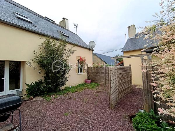 Dans un environnement calme et verdoyant, découvrez cette propriété pleine de charme développant 229 m² environ habitables, composée d'une maison principale de 170 m² environ et d'un gîte indépendant de 59 m² environ, sur un magnifique terrain arboré de 2 335 m².

La maison principale ( 170 m²)
Cette belle maison de caractère allie authenticité, confort et excellentes performances énergétiques.

Rez-de-chaussée:
Entrée ;
Grande cuisine aménagée et équipée avec espace repas ;
Salle à manger ;
Salon chaleureux avec poêle à bois et espace bar ;
Chambre ;
WC indépendant.

Premier étage:
Suite parentale ;
Chambre avec placard ;
Bureau avec toilette
Salle de bains.

Deuxième étage
Chambre ;
Pièce annexe actuellement utilisée en dressing.

Le gîte indépendant (59 m²)
Parfait pour accueillir famille et amis ou développer une activité de location touristique.

Il comprend :
Séjour - salle à manger ;
Cuisine ;
WC indépendant.
Etage
Chambre ;
Salle de bains ;

Les extérieurs
Implantée sur un superbe terrain arboré de 2 335 m², la propriété bénéficie d'un cadre privilégié.
Vous profiterez notamment :
D'une terrasse attenante à la maison ;
D'une seconde terrasse de 40 m² ;
D'une dépendance d'environ 30 m² ;
D'un puits équipé d'un système de pompe ;
De nombreux espaces verts propices à la détente.
Prestations et confort

Maison principale
Classe énergétique A, un atout extrêmement rare pour une maison de caractère ;
Pompe à chaleur ;
Ballon thermodynamique ;
Double vitrage ;
Tout-à-l'égout ;
Poêle à bois.

Gîte
Classe énergétique E.

Les atouts
✔ Excellent DPE : Maison classée A
✔ Gîte indépendant de 59 m²
✔ Terrain arboré de 2 335 m²
✔ Deux terrasses dont une de 40 m²
✔ Dépendance de 30 m²
✔ Puits avec pompe
✔ Chambre au rez-de-chaussée
✔ Idéal projet familial, touristique ou activité de gîte
Une propriété de caractère offrant un cadre de vie exceptionnel, des prestations énergétiques remarquables et un fort potentiel d'exploitation grâce à son gîte indépendant.

A VISITER RAPIDEMENT!