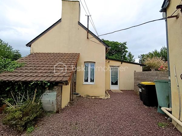Dans un environnement calme et verdoyant, découvrez cette propriété pleine de charme développant 229 m² environ habitables, composée d'une maison principale de 170 m² environ et d'un gîte indépendant de 59 m² environ, sur un magnifique terrain arboré de 2 335 m².

La maison principale ( 170 m²)
Cette belle maison de caractère allie authenticité, confort et excellentes performances énergétiques.

Rez-de-chaussée:
Entrée ;
Grande cuisine aménagée et équipée avec espace repas ;
Salle à manger ;
Salon chaleureux avec poêle à bois et espace bar ;
Chambre ;
WC indépendant.

Premier étage:
Suite parentale ;
Chambre avec placard ;
Bureau avec toilette
Salle de bains.

Deuxième étage
Chambre ;
Pièce annexe actuellement utilisée en dressing.

Le gîte indépendant (59 m²)
Parfait pour accueillir famille et amis ou développer une activité de location touristique.

Il comprend :
Séjour - salle à manger ;
Cuisine ;
WC indépendant.
Etage
Chambre ;
Salle de bains ;

Les extérieurs
Implantée sur un superbe terrain arboré de 2 335 m², la propriété bénéficie d'un cadre privilégié.
Vous profiterez notamment :
D'une terrasse attenante à la maison ;
D'une seconde terrasse de 40 m² ;
D'une dépendance d'environ 30 m² ;
D'un puits équipé d'un système de pompe ;
De nombreux espaces verts propices à la détente.
Prestations et confort

Maison principale
Classe énergétique A, un atout extrêmement rare pour une maison de caractère ;
Pompe à chaleur ;
Ballon thermodynamique ;
Double vitrage ;
Tout-à-l'égout ;
Poêle à bois.

Gîte
Classe énergétique E.

Les atouts
✔ Excellent DPE : Maison classée A
✔ Gîte indépendant de 59 m²
✔ Terrain arboré de 2 335 m²
✔ Deux terrasses dont une de 40 m²
✔ Dépendance de 30 m²
✔ Puits avec pompe
✔ Chambre au rez-de-chaussée
✔ Idéal projet familial, touristique ou activité de gîte
Une propriété de caractère offrant un cadre de vie exceptionnel, des prestations énergétiques remarquables et un fort potentiel d'exploitation grâce à son gîte indépendant.

A VISITER RAPIDEMENT!