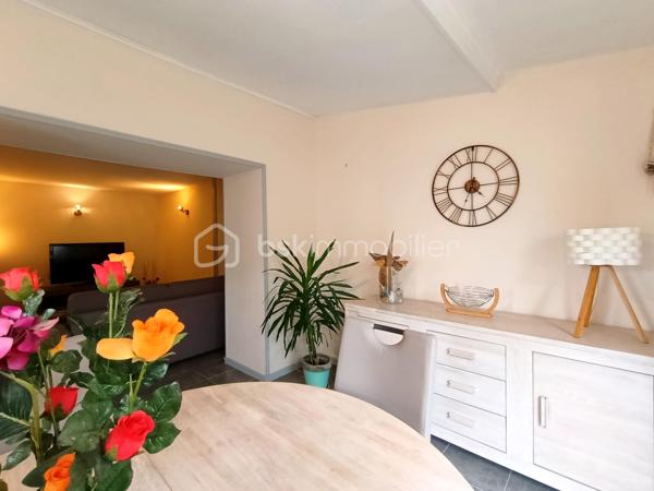 Dans un environnement calme et verdoyant, découvrez cette propriété pleine de charme développant 229 m² environ habitables, composée d'une maison principale de 170 m² environ et d'un gîte indépendant de 59 m² environ, sur un magnifique terrain arboré de 2 335 m².

La maison principale ( 170 m²)
Cette belle maison de caractère allie authenticité, confort et excellentes performances énergétiques.

Rez-de-chaussée:
Entrée ;
Grande cuisine aménagée et équipée avec espace repas ;
Salle à manger ;
Salon chaleureux avec poêle à bois et espace bar ;
Chambre ;
WC indépendant.

Premier étage:
Suite parentale ;
Chambre avec placard ;
Bureau avec toilette
Salle de bains.

Deuxième étage
Chambre ;
Pièce annexe actuellement utilisée en dressing.

Le gîte indépendant (59 m²)
Parfait pour accueillir famille et amis ou développer une activité de location touristique.

Il comprend :
Séjour - salle à manger ;
Cuisine ;
WC indépendant.
Etage
Chambre ;
Salle de bains ;

Les extérieurs
Implantée sur un superbe terrain arboré de 2 335 m², la propriété bénéficie d'un cadre privilégié.
Vous profiterez notamment :
D'une terrasse attenante à la maison ;
D'une seconde terrasse de 40 m² ;
D'une dépendance d'environ 30 m² ;
D'un puits équipé d'un système de pompe ;
De nombreux espaces verts propices à la détente.
Prestations et confort

Maison principale
Classe énergétique A, un atout extrêmement rare pour une maison de caractère ;
Pompe à chaleur ;
Ballon thermodynamique ;
Double vitrage ;
Tout-à-l'égout ;
Poêle à bois.

Gîte
Classe énergétique E.

Les atouts
✔ Excellent DPE : Maison classée A
✔ Gîte indépendant de 59 m²
✔ Terrain arboré de 2 335 m²
✔ Deux terrasses dont une de 40 m²
✔ Dépendance de 30 m²
✔ Puits avec pompe
✔ Chambre au rez-de-chaussée
✔ Idéal projet familial, touristique ou activité de gîte
Une propriété de caractère offrant un cadre de vie exceptionnel, des prestations énergétiques remarquables et un fort potentiel d'exploitation grâce à son gîte indépendant.

A VISITER RAPIDEMENT!