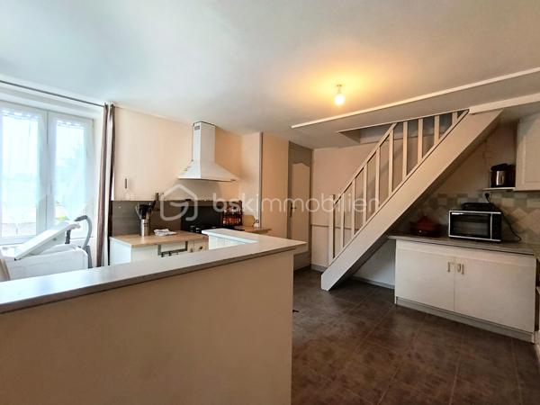 Dans un environnement calme et verdoyant, découvrez cette propriété pleine de charme développant 229 m² environ habitables, composée d'une maison principale de 170 m² environ et d'un gîte indépendant de 59 m² environ, sur un magnifique terrain arboré de 2 335 m².

La maison principale ( 170 m²)
Cette belle maison de caractère allie authenticité, confort et excellentes performances énergétiques.

Rez-de-chaussée:
Entrée ;
Grande cuisine aménagée et équipée avec espace repas ;
Salle à manger ;
Salon chaleureux avec poêle à bois et espace bar ;
Chambre ;
WC indépendant.

Premier étage:
Suite parentale ;
Chambre avec placard ;
Bureau avec toilette
Salle de bains.

Deuxième étage
Chambre ;
Pièce annexe actuellement utilisée en dressing.

Le gîte indépendant (59 m²)
Parfait pour accueillir famille et amis ou développer une activité de location touristique.

Il comprend :
Séjour - salle à manger ;
Cuisine ;
WC indépendant.
Etage
Chambre ;
Salle de bains ;

Les extérieurs
Implantée sur un superbe terrain arboré de 2 335 m², la propriété bénéficie d'un cadre privilégié.
Vous profiterez notamment :
D'une terrasse attenante à la maison ;
D'une seconde terrasse de 40 m² ;
D'une dépendance d'environ 30 m² ;
D'un puits équipé d'un système de pompe ;
De nombreux espaces verts propices à la détente.
Prestations et confort

Maison principale
Classe énergétique A, un atout extrêmement rare pour une maison de caractère ;
Pompe à chaleur ;
Ballon thermodynamique ;
Double vitrage ;
Tout-à-l'égout ;
Poêle à bois.

Gîte
Classe énergétique E.

Les atouts
✔ Excellent DPE : Maison classée A
✔ Gîte indépendant de 59 m²
✔ Terrain arboré de 2 335 m²
✔ Deux terrasses dont une de 40 m²
✔ Dépendance de 30 m²
✔ Puits avec pompe
✔ Chambre au rez-de-chaussée
✔ Idéal projet familial, touristique ou activité de gîte
Une propriété de caractère offrant un cadre de vie exceptionnel, des prestations énergétiques remarquables et un fort potentiel d'exploitation grâce à son gîte indépendant.

A VISITER RAPIDEMENT!