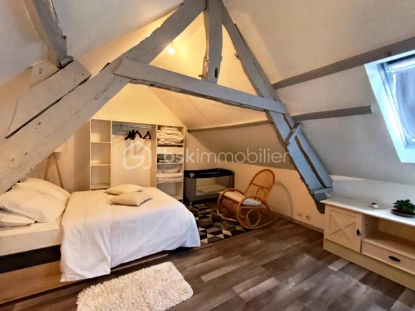 Dans un environnement calme et verdoyant, découvrez cette propriété pleine de charme développant 229 m² environ habitables, composée d'une maison principale de 170 m² environ et d'un gîte indépendant de 59 m² environ, sur un magnifique terrain arboré de 2 335 m².

La maison principale ( 170 m²)
Cette belle maison de caractère allie authenticité, confort et excellentes performances énergétiques.

Rez-de-chaussée:
Entrée ;
Grande cuisine aménagée et équipée avec espace repas ;
Salle à manger ;
Salon chaleureux avec poêle à bois et espace bar ;
Chambre ;
WC indépendant.

Premier étage:
Suite parentale ;
Chambre avec placard ;
Bureau avec toilette
Salle de bains.

Deuxième étage
Chambre ;
Pièce annexe actuellement utilisée en dressing.

Le gîte indépendant (59 m²)
Parfait pour accueillir famille et amis ou développer une activité de location touristique.

Il comprend :
Séjour - salle à manger ;
Cuisine ;
WC indépendant.
Etage
Chambre ;
Salle de bains ;

Les extérieurs
Implantée sur un superbe terrain arboré de 2 335 m², la propriété bénéficie d'un cadre privilégié.
Vous profiterez notamment :
D'une terrasse attenante à la maison ;
D'une seconde terrasse de 40 m² ;
D'une dépendance d'environ 30 m² ;
D'un puits équipé d'un système de pompe ;
De nombreux espaces verts propices à la détente.
Prestations et confort

Maison principale
Classe énergétique A, un atout extrêmement rare pour une maison de caractère ;
Pompe à chaleur ;
Ballon thermodynamique ;
Double vitrage ;
Tout-à-l'égout ;
Poêle à bois.

Gîte
Classe énergétique E.

Les atouts
✔ Excellent DPE : Maison classée A
✔ Gîte indépendant de 59 m²
✔ Terrain arboré de 2 335 m²
✔ Deux terrasses dont une de 40 m²
✔ Dépendance de 30 m²
✔ Puits avec pompe
✔ Chambre au rez-de-chaussée
✔ Idéal projet familial, touristique ou activité de gîte
Une propriété de caractère offrant un cadre de vie exceptionnel, des prestations énergétiques remarquables et un fort potentiel d'exploitation grâce à son gîte indépendant.

A VISITER RAPIDEMENT!