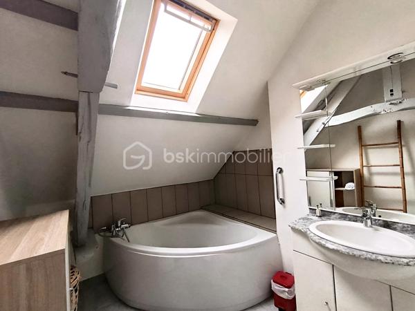 Dans un environnement calme et verdoyant, découvrez cette propriété pleine de charme développant 229 m² environ habitables, composée d'une maison principale de 170 m² environ et d'un gîte indépendant de 59 m² environ, sur un magnifique terrain arboré de 2 335 m².

La maison principale ( 170 m²)
Cette belle maison de caractère allie authenticité, confort et excellentes performances énergétiques.

Rez-de-chaussée:
Entrée ;
Grande cuisine aménagée et équipée avec espace repas ;
Salle à manger ;
Salon chaleureux avec poêle à bois et espace bar ;
Chambre ;
WC indépendant.

Premier étage:
Suite parentale ;
Chambre avec placard ;
Bureau avec toilette
Salle de bains.

Deuxième étage
Chambre ;
Pièce annexe actuellement utilisée en dressing.

Le gîte indépendant (59 m²)
Parfait pour accueillir famille et amis ou développer une activité de location touristique.

Il comprend :
Séjour - salle à manger ;
Cuisine ;
WC indépendant.
Etage
Chambre ;
Salle de bains ;

Les extérieurs
Implantée sur un superbe terrain arboré de 2 335 m², la propriété bénéficie d'un cadre privilégié.
Vous profiterez notamment :
D'une terrasse attenante à la maison ;
D'une seconde terrasse de 40 m² ;
D'une dépendance d'environ 30 m² ;
D'un puits équipé d'un système de pompe ;
De nombreux espaces verts propices à la détente.
Prestations et confort

Maison principale
Classe énergétique A, un atout extrêmement rare pour une maison de caractère ;
Pompe à chaleur ;
Ballon thermodynamique ;
Double vitrage ;
Tout-à-l'égout ;
Poêle à bois.

Gîte
Classe énergétique E.

Les atouts
✔ Excellent DPE : Maison classée A
✔ Gîte indépendant de 59 m²
✔ Terrain arboré de 2 335 m²
✔ Deux terrasses dont une de 40 m²
✔ Dépendance de 30 m²
✔ Puits avec pompe
✔ Chambre au rez-de-chaussée
✔ Idéal projet familial, touristique ou activité de gîte
Une propriété de caractère offrant un cadre de vie exceptionnel, des prestations énergétiques remarquables et un fort potentiel d'exploitation grâce à son gîte indépendant.

A VISITER RAPIDEMENT!