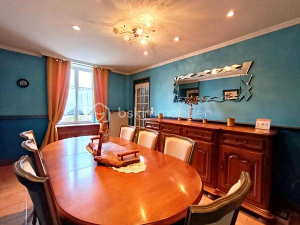 Dans un environnement calme et verdoyant, découvrez cette propriété pleine de charme développant 229 m² environ habitables, composée d'une maison principale de 170 m² environ et d'un gîte indépendant de 59 m² environ, sur un magnifique terrain arboré de 2 335 m².

La maison principale ( 170 m²)
Cette belle maison de caractère allie authenticité, confort et excellentes performances énergétiques.

Rez-de-chaussée:
Entrée ;
Grande cuisine aménagée et équipée avec espace repas ;
Salle à manger ;
Salon chaleureux avec poêle à bois et espace bar ;
Chambre ;
WC indépendant.

Premier étage:
Suite parentale ;
Chambre avec placard ;
Bureau avec toilette
Salle de bains.

Deuxième étage
Chambre ;
Pièce annexe actuellement utilisée en dressing.

Le gîte indépendant (59 m²)
Parfait pour accueillir famille et amis ou développer une activité de location touristique.

Il comprend :
Séjour - salle à manger ;
Cuisine ;
WC indépendant.
Etage
Chambre ;
Salle de bains ;

Les extérieurs
Implantée sur un superbe terrain arboré de 2 335 m², la propriété bénéficie d'un cadre privilégié.
Vous profiterez notamment :
D'une terrasse attenante à la maison ;
D'une seconde terrasse de 40 m² ;
D'une dépendance d'environ 30 m² ;
D'un puits équipé d'un système de pompe ;
De nombreux espaces verts propices à la détente.
Prestations et confort

Maison principale
Classe énergétique A, un atout extrêmement rare pour une maison de caractère ;
Pompe à chaleur ;
Ballon thermodynamique ;
Double vitrage ;
Tout-à-l'égout ;
Poêle à bois.

Gîte
Classe énergétique E.

Les atouts
✔ Excellent DPE : Maison classée A
✔ Gîte indépendant de 59 m²
✔ Terrain arboré de 2 335 m²
✔ Deux terrasses dont une de 40 m²
✔ Dépendance de 30 m²
✔ Puits avec pompe
✔ Chambre au rez-de-chaussée
✔ Idéal projet familial, touristique ou activité de gîte
Une propriété de caractère offrant un cadre de vie exceptionnel, des prestations énergétiques remarquables et un fort potentiel d'exploitation grâce à son gîte indépendant.

A VISITER RAPIDEMENT!