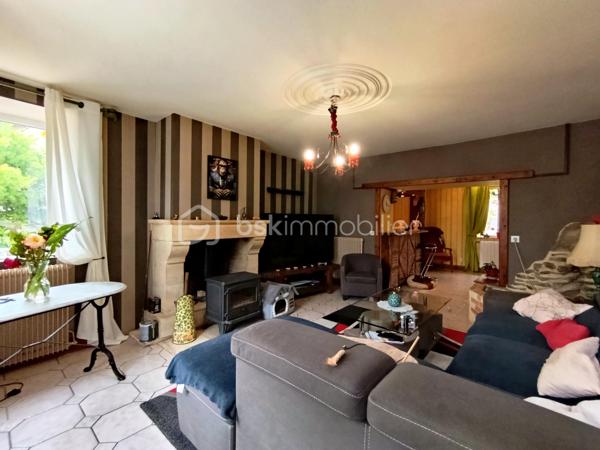 Dans un environnement calme et verdoyant, découvrez cette propriété pleine de charme développant 229 m² environ habitables, composée d'une maison principale de 170 m² environ et d'un gîte indépendant de 59 m² environ, sur un magnifique terrain arboré de 2 335 m².

La maison principale ( 170 m²)
Cette belle maison de caractère allie authenticité, confort et excellentes performances énergétiques.

Rez-de-chaussée:
Entrée ;
Grande cuisine aménagée et équipée avec espace repas ;
Salle à manger ;
Salon chaleureux avec poêle à bois et espace bar ;
Chambre ;
WC indépendant.

Premier étage:
Suite parentale ;
Chambre avec placard ;
Bureau avec toilette
Salle de bains.

Deuxième étage
Chambre ;
Pièce annexe actuellement utilisée en dressing.

Le gîte indépendant (59 m²)
Parfait pour accueillir famille et amis ou développer une activité de location touristique.

Il comprend :
Séjour - salle à manger ;
Cuisine ;
WC indépendant.
Etage
Chambre ;
Salle de bains ;

Les extérieurs
Implantée sur un superbe terrain arboré de 2 335 m², la propriété bénéficie d'un cadre privilégié.
Vous profiterez notamment :
D'une terrasse attenante à la maison ;
D'une seconde terrasse de 40 m² ;
D'une dépendance d'environ 30 m² ;
D'un puits équipé d'un système de pompe ;
De nombreux espaces verts propices à la détente.
Prestations et confort

Maison principale
Classe énergétique A, un atout extrêmement rare pour une maison de caractère ;
Pompe à chaleur ;
Ballon thermodynamique ;
Double vitrage ;
Tout-à-l'égout ;
Poêle à bois.

Gîte
Classe énergétique E.

Les atouts
✔ Excellent DPE : Maison classée A
✔ Gîte indépendant de 59 m²
✔ Terrain arboré de 2 335 m²
✔ Deux terrasses dont une de 40 m²
✔ Dépendance de 30 m²
✔ Puits avec pompe
✔ Chambre au rez-de-chaussée
✔ Idéal projet familial, touristique ou activité de gîte
Une propriété de caractère offrant un cadre de vie exceptionnel, des prestations énergétiques remarquables et un fort potentiel d'exploitation grâce à son gîte indépendant.

A VISITER RAPIDEMENT!