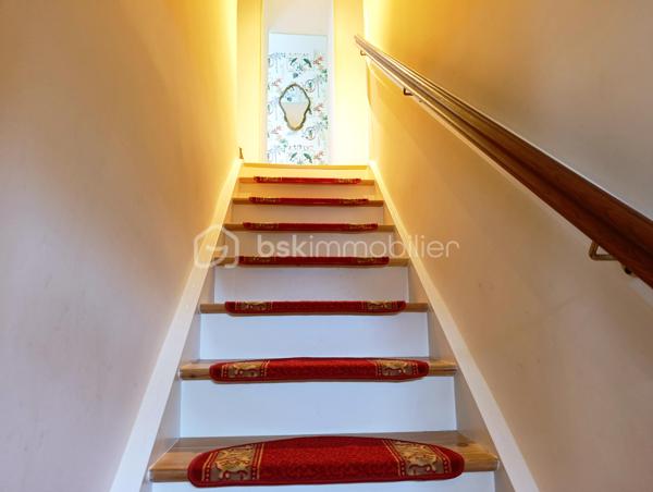 Dans un environnement calme et verdoyant, découvrez cette propriété pleine de charme développant 229 m² environ habitables, composée d'une maison principale de 170 m² environ et d'un gîte indépendant de 59 m² environ, sur un magnifique terrain arboré de 2 335 m².

La maison principale ( 170 m²)
Cette belle maison de caractère allie authenticité, confort et excellentes performances énergétiques.

Rez-de-chaussée:
Entrée ;
Grande cuisine aménagée et équipée avec espace repas ;
Salle à manger ;
Salon chaleureux avec poêle à bois et espace bar ;
Chambre ;
WC indépendant.

Premier étage:
Suite parentale ;
Chambre avec placard ;
Bureau avec toilette
Salle de bains.

Deuxième étage
Chambre ;
Pièce annexe actuellement utilisée en dressing.

Le gîte indépendant (59 m²)
Parfait pour accueillir famille et amis ou développer une activité de location touristique.

Il comprend :
Séjour - salle à manger ;
Cuisine ;
WC indépendant.
Etage
Chambre ;
Salle de bains ;

Les extérieurs
Implantée sur un superbe terrain arboré de 2 335 m², la propriété bénéficie d'un cadre privilégié.
Vous profiterez notamment :
D'une terrasse attenante à la maison ;
D'une seconde terrasse de 40 m² ;
D'une dépendance d'environ 30 m² ;
D'un puits équipé d'un système de pompe ;
De nombreux espaces verts propices à la détente.
Prestations et confort

Maison principale
Classe énergétique A, un atout extrêmement rare pour une maison de caractère ;
Pompe à chaleur ;
Ballon thermodynamique ;
Double vitrage ;
Tout-à-l'égout ;
Poêle à bois.

Gîte
Classe énergétique E.

Les atouts
✔ Excellent DPE : Maison classée A
✔ Gîte indépendant de 59 m²
✔ Terrain arboré de 2 335 m²
✔ Deux terrasses dont une de 40 m²
✔ Dépendance de 30 m²
✔ Puits avec pompe
✔ Chambre au rez-de-chaussée
✔ Idéal projet familial, touristique ou activité de gîte
Une propriété de caractère offrant un cadre de vie exceptionnel, des prestations énergétiques remarquables et un fort potentiel d'exploitation grâce à son gîte indépendant.

A VISITER RAPIDEMENT!
