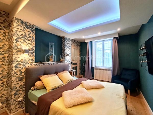 Dans un environnement calme et verdoyant, découvrez cette propriété pleine de charme développant 229 m² environ habitables, composée d'une maison principale de 170 m² environ et d'un gîte indépendant de 59 m² environ, sur un magnifique terrain arboré de 2 335 m².

La maison principale ( 170 m²)
Cette belle maison de caractère allie authenticité, confort et excellentes performances énergétiques.

Rez-de-chaussée:
Entrée ;
Grande cuisine aménagée et équipée avec espace repas ;
Salle à manger ;
Salon chaleureux avec poêle à bois et espace bar ;
Chambre ;
WC indépendant.

Premier étage:
Suite parentale ;
Chambre avec placard ;
Bureau avec toilette
Salle de bains.

Deuxième étage
Chambre ;
Pièce annexe actuellement utilisée en dressing.

Le gîte indépendant (59 m²)
Parfait pour accueillir famille et amis ou développer une activité de location touristique.

Il comprend :
Séjour - salle à manger ;
Cuisine ;
WC indépendant.
Etage
Chambre ;
Salle de bains ;

Les extérieurs
Implantée sur un superbe terrain arboré de 2 335 m², la propriété bénéficie d'un cadre privilégié.
Vous profiterez notamment :
D'une terrasse attenante à la maison ;
D'une seconde terrasse de 40 m² ;
D'une dépendance d'environ 30 m² ;
D'un puits équipé d'un système de pompe ;
De nombreux espaces verts propices à la détente.
Prestations et confort

Maison principale
Classe énergétique A, un atout extrêmement rare pour une maison de caractère ;
Pompe à chaleur ;
Ballon thermodynamique ;
Double vitrage ;
Tout-à-l'égout ;
Poêle à bois.

Gîte
Classe énergétique E.

Les atouts
✔ Excellent DPE : Maison classée A
✔ Gîte indépendant de 59 m²
✔ Terrain arboré de 2 335 m²
✔ Deux terrasses dont une de 40 m²
✔ Dépendance de 30 m²
✔ Puits avec pompe
✔ Chambre au rez-de-chaussée
✔ Idéal projet familial, touristique ou activité de gîte
Une propriété de caractère offrant un cadre de vie exceptionnel, des prestations énergétiques remarquables et un fort potentiel d'exploitation grâce à son gîte indépendant.

A VISITER RAPIDEMENT!