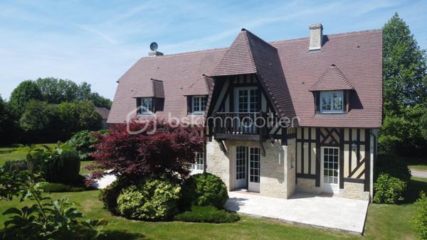 À seulement 25 minutes de Deauville et de Villers-sur-Mer, dans une commune calme et recherchée entre Pont-l’Évêque et Lisieux, découvrez cette maison normande familiale coup de cœur, idéale en résidence principale ou résidence secondaire en Normandie.

Dès l’entrée, une belle allée paysagée vous mène vers un environnement privilégié, verdoyant et sans vis-à-vis. Le terrain arboré et paysager offre de nombreux arbres fruitiers, un espace potager, ainsi qu’un potentiel d’aménagement pour piscine, rare sur le secteur.

Construite en 2002, cette maison récente de 146 m² au sol (130 m² habitables) allie confort moderne, qualité de construction et charme authentique normand. Une entrée avec porche dessert une spacieuse pièce de vie lumineuse de 40 m² avec cheminée insert, ouvrant sur une terrasse exposée plein sud avec vue dégagée sur le jardin.

La cuisine aménagée et équipée, au style chaleureux avec briques et pierres apparentes, renforce le caractère de cette maison de charme en Normandie. Le rez-de-chaussée comprend également un bureau, un WC indépendant avec lave-mains et un cellier.

À l’étage, l’espace nuit propose 4 chambres, dont une suite parentale avec salle d’eau privative et balcon, parfaite pour profiter du calme environnant. Une grande salle de bains avec baignoire, douche et double vasque, un WC séparé ainsi que de nombreux rangements complètent ce niveau.

En dépendances, vous bénéficierez de véritables atouts :

Un triple garage de 70 m² avec porte motorisée
Un studio indépendant de 20 m² avec coin cuisine, idéal pour location saisonnière, investissement locatif ou accueil familial
Un WC indépendant avec possibilité d’ajout d’une salle d’eau
Une cave à vin

La propriété dispose également d’un portail électrique, de nombreuses places de stationnement et d’un environnement calme, sans nuisance et sans vis-à-vis.