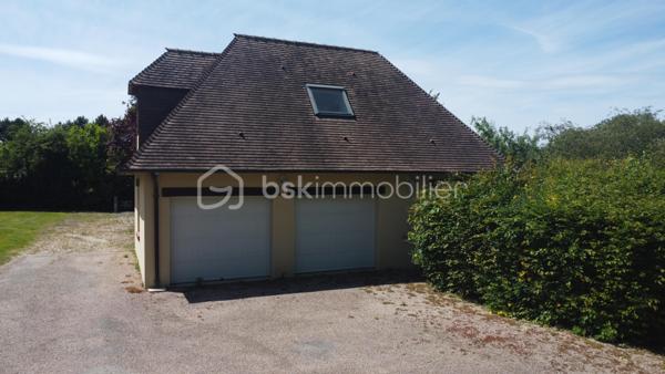 À seulement 25 minutes de Deauville et de Villers-sur-Mer, dans une commune calme et recherchée entre Pont-l’Évêque et Lisieux, découvrez cette maison normande familiale coup de cœur, idéale en résidence principale ou résidence secondaire en Normandie.

Dès l’entrée, une belle allée paysagée vous mène vers un environnement privilégié, verdoyant et sans vis-à-vis. Le terrain arboré et paysager offre de nombreux arbres fruitiers, un espace potager, ainsi qu’un potentiel d’aménagement pour piscine, rare sur le secteur.

Construite en 2002, cette maison récente de 146 m² au sol (130 m² habitables) allie confort moderne, qualité de construction et charme authentique normand. Une entrée avec porche dessert une spacieuse pièce de vie lumineuse de 40 m² avec cheminée insert, ouvrant sur une terrasse exposée plein sud avec vue dégagée sur le jardin.

La cuisine aménagée et équipée, au style chaleureux avec briques et pierres apparentes, renforce le caractère de cette maison de charme en Normandie. Le rez-de-chaussée comprend également un bureau, un WC indépendant avec lave-mains et un cellier.

À l’étage, l’espace nuit propose 4 chambres, dont une suite parentale avec salle d’eau privative et balcon, parfaite pour profiter du calme environnant. Une grande salle de bains avec baignoire, douche et double vasque, un WC séparé ainsi que de nombreux rangements complètent ce niveau.

En dépendances, vous bénéficierez de véritables atouts :

Un triple garage de 70 m² avec porte motorisée
Un studio indépendant de 20 m² avec coin cuisine, idéal pour location saisonnière, investissement locatif ou accueil familial
Un WC indépendant avec possibilité d’ajout d’une salle d’eau
Une cave à vin

La propriété dispose également d’un portail électrique, de nombreuses places de stationnement et d’un environnement calme, sans nuisance et sans vis-à-vis.