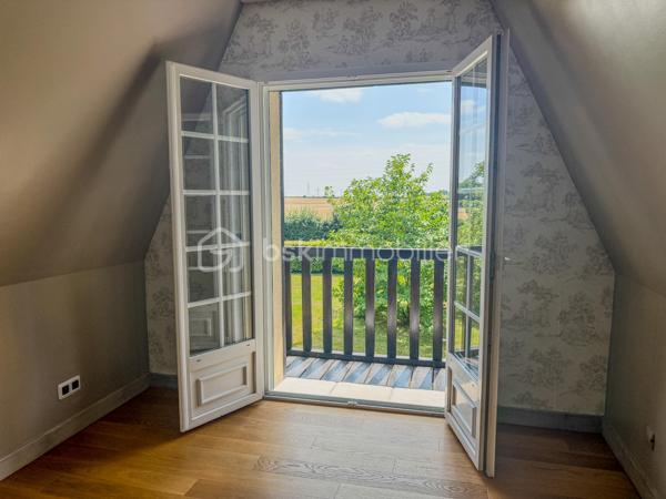 À seulement 25 minutes de Deauville et de Villers-sur-Mer, dans une commune calme et recherchée entre Pont-l’Évêque et Lisieux, découvrez cette maison normande familiale coup de cœur, idéale en résidence principale ou résidence secondaire en Normandie.

Dès l’entrée, une belle allée paysagée vous mène vers un environnement privilégié, verdoyant et sans vis-à-vis. Le terrain arboré et paysager offre de nombreux arbres fruitiers, un espace potager, ainsi qu’un potentiel d’aménagement pour piscine, rare sur le secteur.

Construite en 2002, cette maison récente de 146 m² au sol (130 m² habitables) allie confort moderne, qualité de construction et charme authentique normand. Une entrée avec porche dessert une spacieuse pièce de vie lumineuse de 40 m² avec cheminée insert, ouvrant sur une terrasse exposée plein sud avec vue dégagée sur le jardin.

La cuisine aménagée et équipée, au style chaleureux avec briques et pierres apparentes, renforce le caractère de cette maison de charme en Normandie. Le rez-de-chaussée comprend également un bureau, un WC indépendant avec lave-mains et un cellier.

À l’étage, l’espace nuit propose 4 chambres, dont une suite parentale avec salle d’eau privative et balcon, parfaite pour profiter du calme environnant. Une grande salle de bains avec baignoire, douche et double vasque, un WC séparé ainsi que de nombreux rangements complètent ce niveau.

En dépendances, vous bénéficierez de véritables atouts :

Un triple garage de 70 m² avec porte motorisée
Un studio indépendant de 20 m² avec coin cuisine, idéal pour location saisonnière, investissement locatif ou accueil familial
Un WC indépendant avec possibilité d’ajout d’une salle d’eau
Une cave à vin

La propriété dispose également d’un portail électrique, de nombreuses places de stationnement et d’un environnement calme, sans nuisance et sans vis-à-vis.