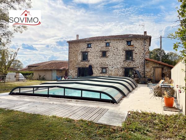 EN CAMPAGNE, BELLE MAISON CHARENTAISE INDÉPENDANTE EN PIERRE, ENTIÈREMENT RESTAURÉE, SUR 4800 M2 DE TERRAIN