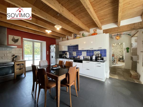 EN CAMPAGNE, BELLE MAISON CHARENTAISE INDÉPENDANTE EN PIERRE, ENTIÈREMENT RESTAURÉE, SUR 4800 M2 DE TERRAIN