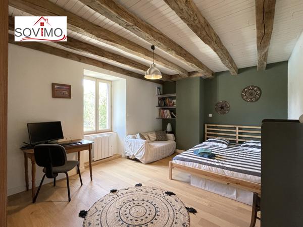 EN CAMPAGNE, BELLE MAISON CHARENTAISE INDÉPENDANTE EN PIERRE, ENTIÈREMENT RESTAURÉE, SUR 4800 M2 DE TERRAIN