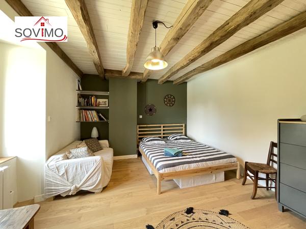 EN CAMPAGNE, BELLE MAISON CHARENTAISE INDÉPENDANTE EN PIERRE, ENTIÈREMENT RESTAURÉE, SUR 4800 M2 DE TERRAIN