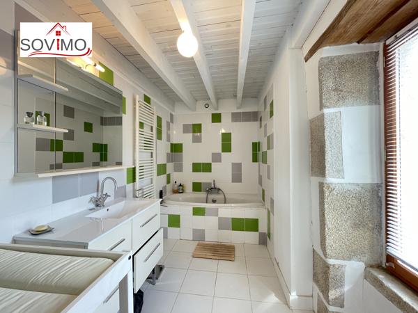 EN CAMPAGNE, BELLE MAISON CHARENTAISE INDÉPENDANTE EN PIERRE, ENTIÈREMENT RESTAURÉE, SUR 4800 M2 DE TERRAIN
