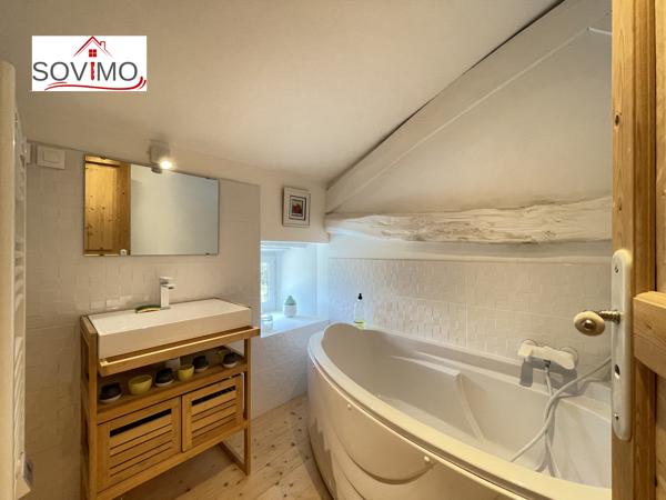 EN CAMPAGNE, BELLE MAISON CHARENTAISE INDÉPENDANTE EN PIERRE, ENTIÈREMENT RESTAURÉE, SUR 4800 M2 DE TERRAIN