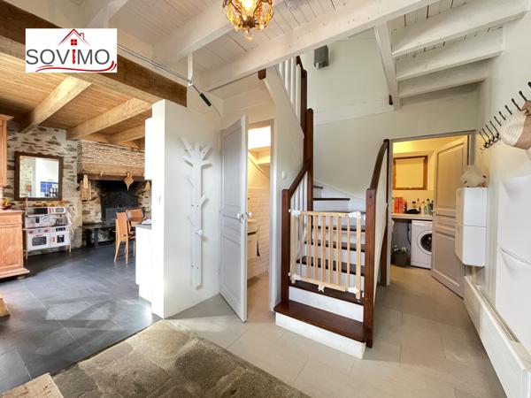 EN CAMPAGNE, BELLE MAISON CHARENTAISE INDÉPENDANTE EN PIERRE, ENTIÈREMENT RESTAURÉE, SUR 4800 M2 DE TERRAIN