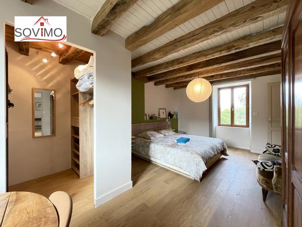 EN CAMPAGNE, BELLE MAISON CHARENTAISE INDÉPENDANTE EN PIERRE, ENTIÈREMENT RESTAURÉE, SUR 4800 M2 DE TERRAIN