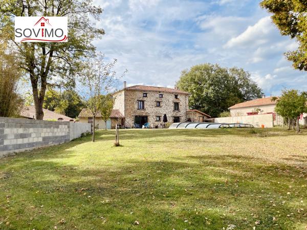 EN CAMPAGNE, BELLE MAISON CHARENTAISE INDÉPENDANTE EN PIERRE, ENTIÈREMENT RESTAURÉE, SUR 4800 M2 DE TERRAIN