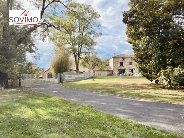 EN CAMPAGNE, BELLE MAISON CHARENTAISE INDÉPENDANTE EN PIERRE, ENTIÈREMENT RESTAURÉE, SUR 4800 M2 DE TERRAIN