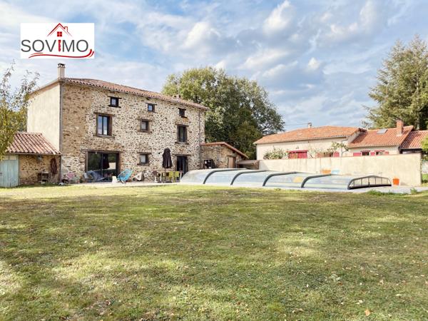EN CAMPAGNE, BELLE MAISON CHARENTAISE INDÉPENDANTE EN PIERRE, ENTIÈREMENT RESTAURÉE, SUR 4800 M2 DE TERRAIN