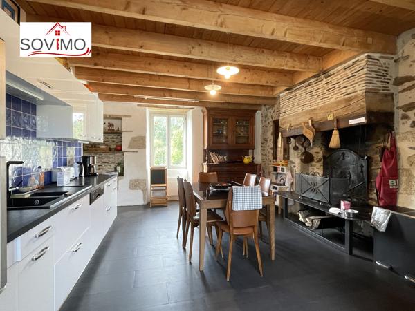 EN CAMPAGNE, BELLE MAISON CHARENTAISE INDÉPENDANTE EN PIERRE, ENTIÈREMENT RESTAURÉE, SUR 4800 M2 DE TERRAIN