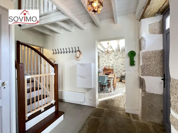 EN CAMPAGNE, BELLE MAISON CHARENTAISE INDÉPENDANTE EN PIERRE, ENTIÈREMENT RESTAURÉE, SUR 4800 M2 DE TERRAIN