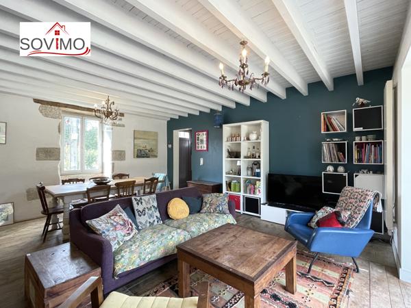 EN CAMPAGNE, BELLE MAISON CHARENTAISE INDÉPENDANTE EN PIERRE, ENTIÈREMENT RESTAURÉE, SUR 4800 M2 DE TERRAIN