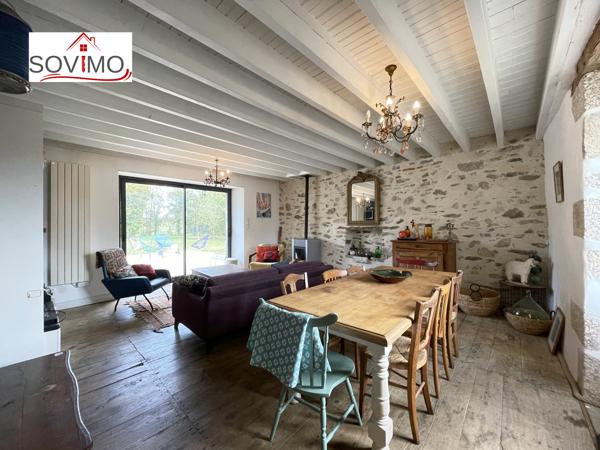 EN CAMPAGNE, BELLE MAISON CHARENTAISE INDÉPENDANTE EN PIERRE, ENTIÈREMENT RESTAURÉE, SUR 4800 M2 DE TERRAIN