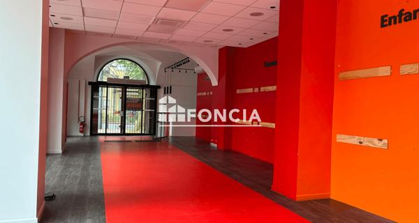 À vendre Local commercial 365 m² - Cahors 46000