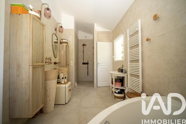Maison à vendre 6 pièces 185 m² Sanary-sur-Mer