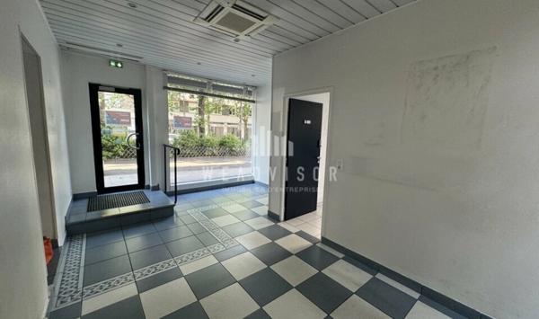 A LOUER : LOCAL COMMERCIAL DE 71,78 M² ET DEUX STATIONNEMENTS AERIENS - AVENUE DU GÉNERAL DE GAULLE