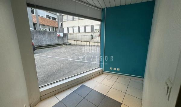 A LOUER : LOCAL COMMERCIAL DE 71,78 M² ET DEUX STATIONNEMENTS AERIENS - AVENUE DU GÉNERAL DE GAULLE