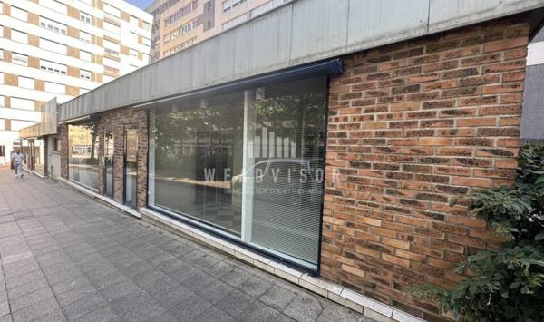 A LOUER : LOCAL COMMERCIAL DE 71,78 M² ET DEUX STATIONNEMENTS AERIENS - AVENUE DU GÉNERAL DE GAULLE