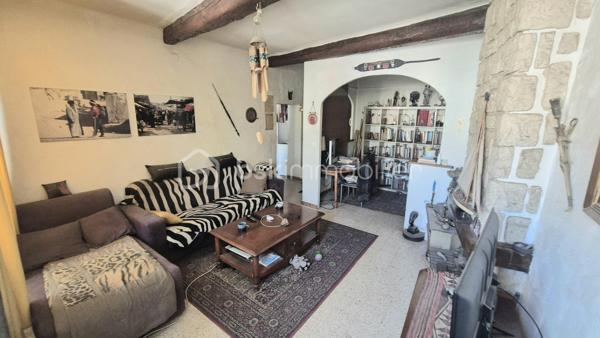 Bel appartement de type faux T3 de 63 m² comprenant un salon, salle à manger; une cuisine équipée indépendante, une grande chambre, un bureau, une salle de bain ainsi qu'un WC indépendant.
Cet appartement est loué 450 €/mois.