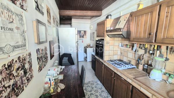 Bel appartement de type faux T3 de 63 m² comprenant un salon, salle à manger; une cuisine équipée indépendante, une grande chambre, un bureau, une salle de bain ainsi qu'un WC indépendant.
Cet appartement est loué 450 €/mois.