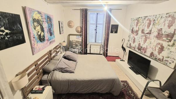 Bel appartement de type faux T3 de 63 m² comprenant un salon, salle à manger; une cuisine équipée indépendante, une grande chambre, un bureau, une salle de bain ainsi qu'un WC indépendant.
Cet appartement est loué 450 €/mois.