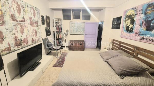 Bel appartement de type faux T3 de 63 m² comprenant un salon, salle à manger; une cuisine équipée indépendante, une grande chambre, un bureau, une salle de bain ainsi qu'un WC indépendant.
Cet appartement est loué 450 €/mois.