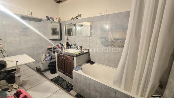 Bel appartement de type faux T3 de 63 m² comprenant un salon, salle à manger; une cuisine équipée indépendante, une grande chambre, un bureau, une salle de bain ainsi qu'un WC indépendant.
Cet appartement est loué 450 €/mois.