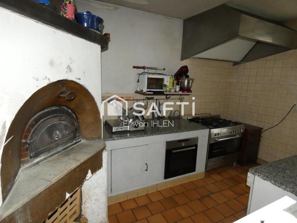 Maison/local commercial, 327 m², 8 pièces 3 chambres,36 ares de terrain.