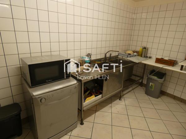 Maison/local commercial, 327 m², 8 pièces 3 chambres,36 ares de terrain.