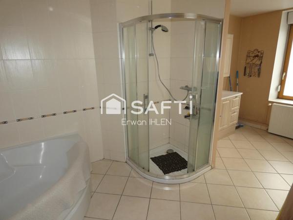 Maison/local commercial, 327 m², 8 pièces 3 chambres,36 ares de terrain.